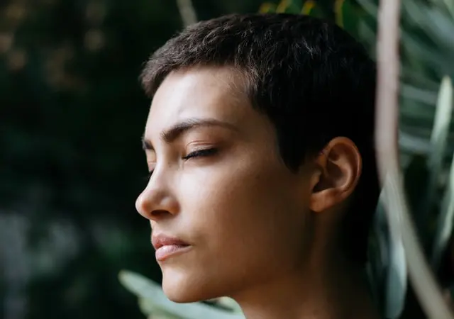 Wypalenie życiowe - twarz kobiety z zamkniętymi oczami